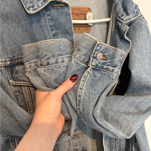 Vintage Levi’s Relaxed Denim Trucker Jacket - Picture 4 of 6